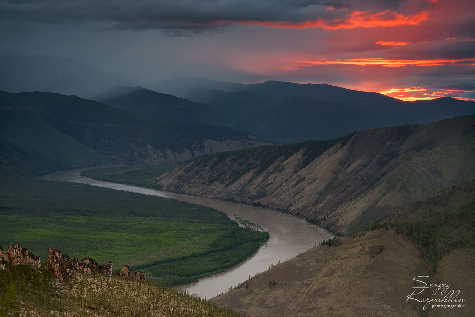 Природные восточной сибири и дальнего востока. Усть Нера река Индигирка. Северо Восточная Сибирь река Индигирка. Река Индигирка Якутия.