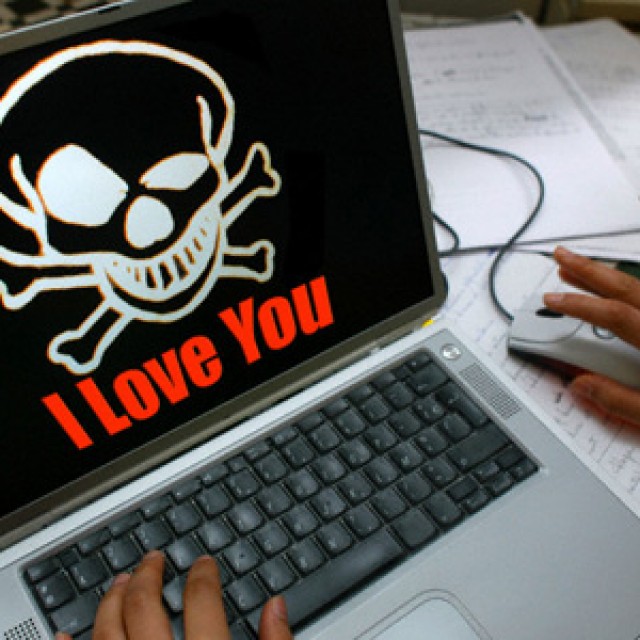 Вирус i love you. Компьютерные вирусы. Самый страшный компьютерный вирус. Компьютерный вирус i Love you. Самый известный компьютерный вирус.